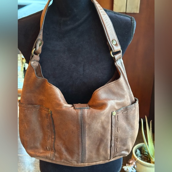 Patricia Nash Cobblestone Urbino shoulderbag. Studded strap closure, distressed - Picture 4 of 16